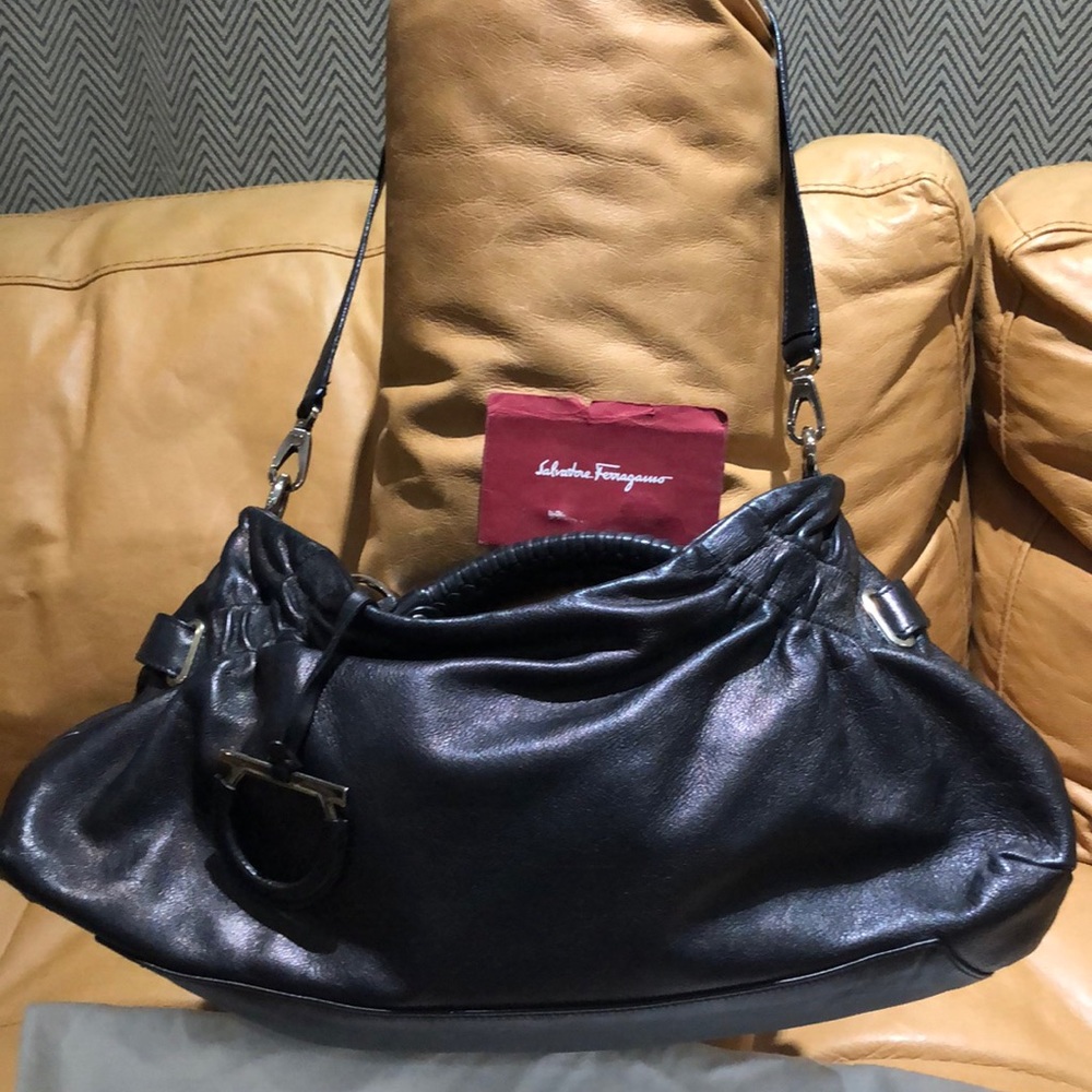 🍭🍭Salvatore Ferragamo Small Black Leather Bag❤️